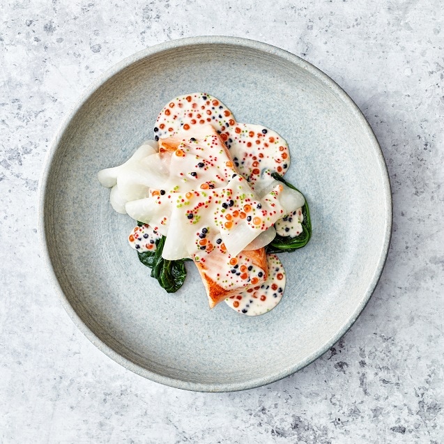 Zalm met koolrabi, spinazie, en witte wijn saus met viseitjes Zalm met koolrabi, spinazie, en witte wijn saus met viseitjes